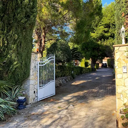 Au Calme A Sanary, Climatisee, Avec Piscine Villa
