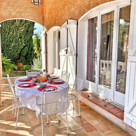 Au Calme A Sanary, Climatisee, Avec Piscine
